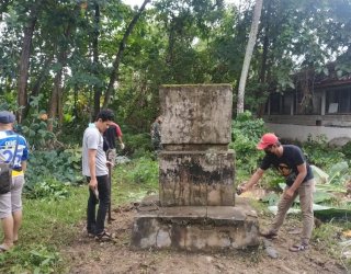 Dinas Kebudayaan Palopo dan Masyarakat Gotong Royong Bersihkan Sumur Mattirowalie