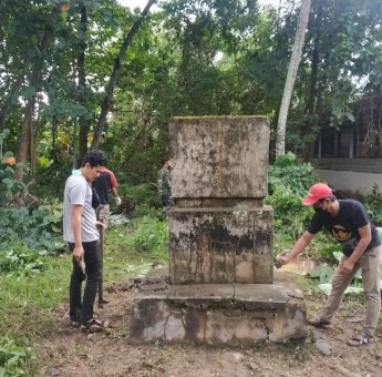 Dinas Kebudayaan Palopo dan Masyarakat Gotong Royong Bersihkan Sumur Mattirowalie
