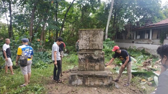 Dinas Kebudayaan Kota Palopo Kerja Bakti Bersihkan Situs Budaya, Minggu (22/08/2021).