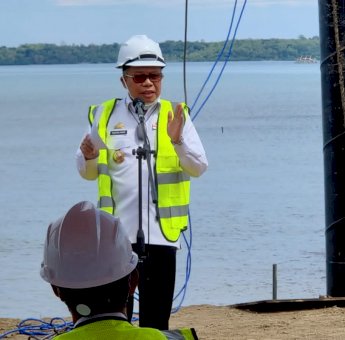 Taufan Pawe Resmikan Pemasangan Tiang Pancang Pembangunan Masjid Terapung BJ. Habibie