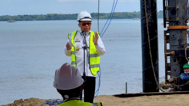 Wali Kota Parepare Taufan Pawe, memberikan sambutan saat Peresmian Pemasangan Tiang Pancang Masjid Terapung BJ. Habibie, Rabu (25/09/2021).