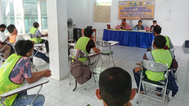 16 pekerja bangunan saat mengikuti pelatihan pertukangan yang digelar Disnakertrans Gowa bekerjasama KotaKu. (Rhy)