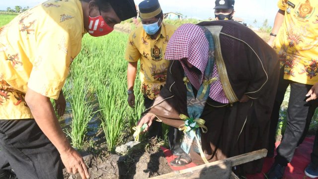 Penasehat Duta Besar Arab Saudi untuk Indonesia Syaikh Shaleh Abdullah Al Rajhi melakukan oeletakan Batu Pertama Pembangunan Masjid di Kompleks Pondok Pesantren Siratal Mustakim kawasan Wisata Alam Labempa, Dusun Maniangpatu, Desa Lompulle Kecamatan Ganra, Kamis (26/08/2021).
