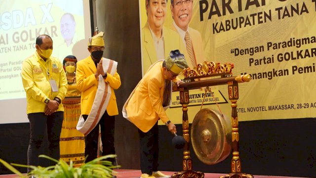 Ketua DPD I Golkar Sulsel Taufan Pawe, memukul Gong Pembukaan Musda Partai Golkar Tana Toraja di Hotel Novotel Makassar, Sabtu (28/08/2021).