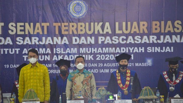 Plt Gubernur Sulsel Andi Sudirman Sulaiman dan Bupati Sinjai Andi Seto Asapa, saat menghadiri Wisuda Sarjana dan Pascasarjana XXVI IAIM Sinjai, Sabtu (28/08/2021).