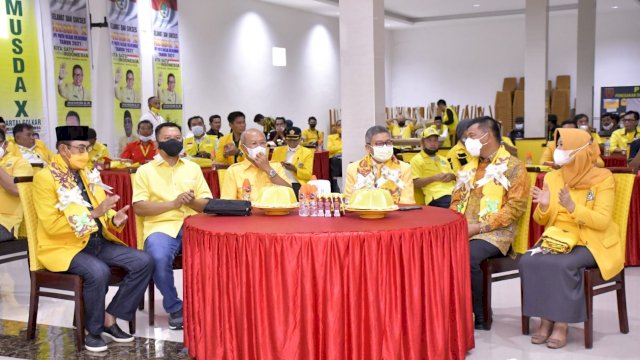 Ketua DPD I Golkar Sulsel Taufan Pawe bersama Bupati Bulukumba Andi Muchtar Ali Yahya, Bupati Selayar Basli Ali, Bupati Jeneponto Iksan Iskandar, dan Wakil Bupati Sinjai Andi Kartini Ottong saat menghadiri Muada Golkar Bulukumba, di Hakuna Matata Bira, Minggu (28/08/2021).