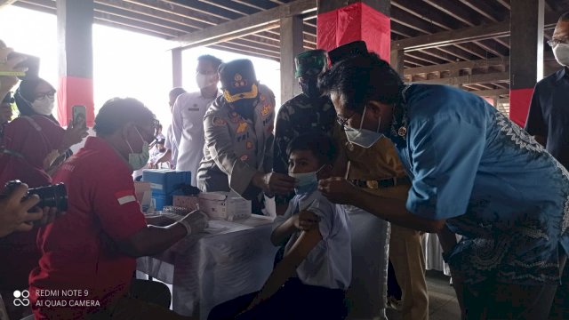 Staf Khusus Presiden RI Mochamad Fadjroel Rachman, saat meninjau pelaksanaan vaksinasi bagi pelajar di Balla Lompoa Kabupaten Gowa, Senin, (30/08/2021). (Rhy)