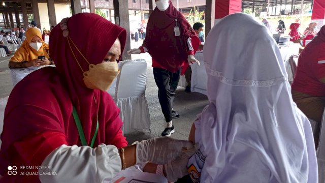 Salah satu siswa SMP di Kabupaten Gowa saat melakukan vaksin Covid-19 di Balla Lompoa, Senin (30/08/2021). (Rhy)