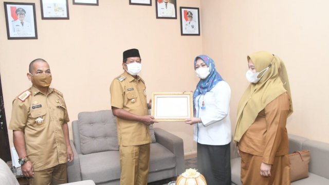 Kepala BKKBN Sulsel Andi Ritamariani memberikan Piagam Penghargaan kepada Bupati Soppeng Andi Kaswadi Razak, Senin (30/08/2021).
