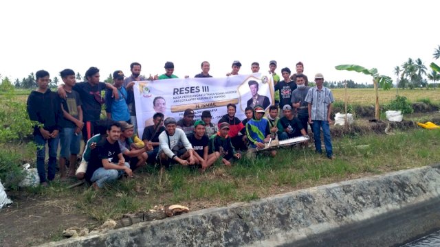 Anggota Fraksi Golkar DPRD Soppeng H.Ismail H.Cedang, bersama masyarakat usai menggelar reses di Wiriq Galung (Tepi Sawah) di Desa Maccile, Kecamatan Lalabata, Senin (31/08/3/2021).
