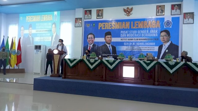 Jubir Presiden RI Mochamad Fadjroel Rachman, memberikan sambutan pada Peresmian Lembaga Pusat Studi Gender, Anak dan Moderasi Beragama di IAIM Sinjai, Selasa (31/08/2021).
