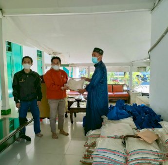 Plt Gubernur Sulsel Salurkan Bantuan Covid-19 untuk Masyarakat Palopo