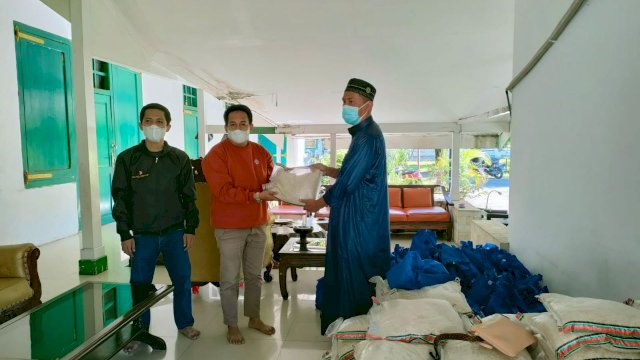 Andi Rifai Kasomorang Mewakili Plt Gubernur Sulsel Menyalurkan Bantuan Covid-19 Untuk Masyarakat Palopo, Minggu (15/8/2021).