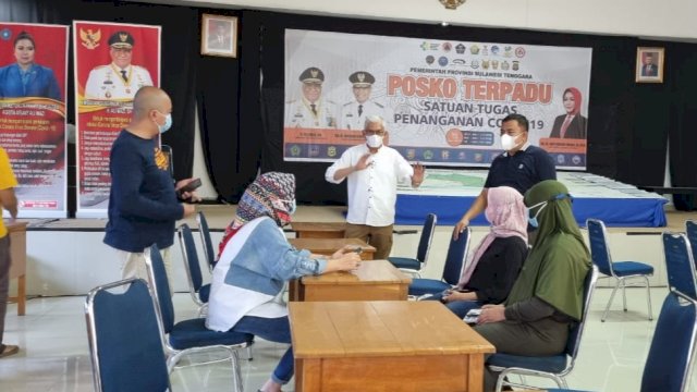 Wakil Ketua Pantia Vaksinasi Merdeka Pemprov Sultra, Asrun Lio saat memastikan persiapan kegiatan. Foto: Kominfo Sultra