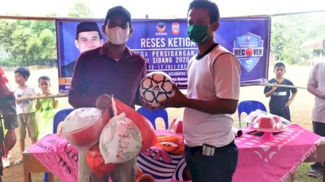 Ketua DPRD Makassar, Rudianto Lallo menyerahkan bantuan perlengkapan olahraga saat melakukan reses di Kelurahan Lakkang, Kecamatan Tallo, Minggu (18/7/2021).