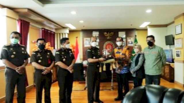 Jajaran pimpinan DPRD Kota Makassar saat bersilaturahmi dengan Kejati Sulsel, Selasa (6/7/2021).