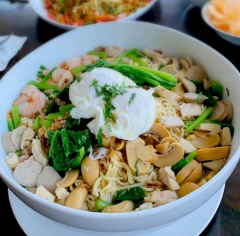 Hanya Rp55 Ribu, Mie Jumbo Aston Makassar Bisa Dinikmati Hingga 4 Orang