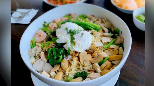 Mie Jumbo Aston Makassar.