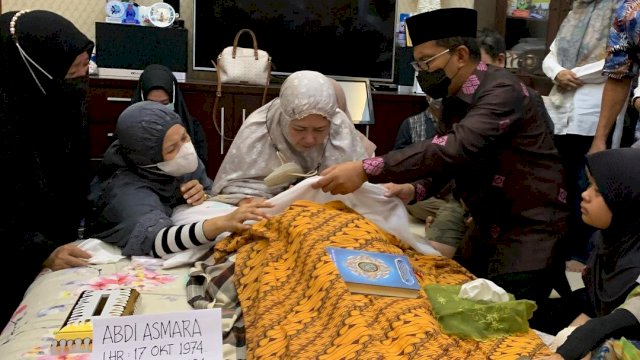 Wali Kota Makassar, Moh Ramdhan Pomanto saat melayat di kediaman almarhum Abdi Asmara, Sabtu (7/8/2021).