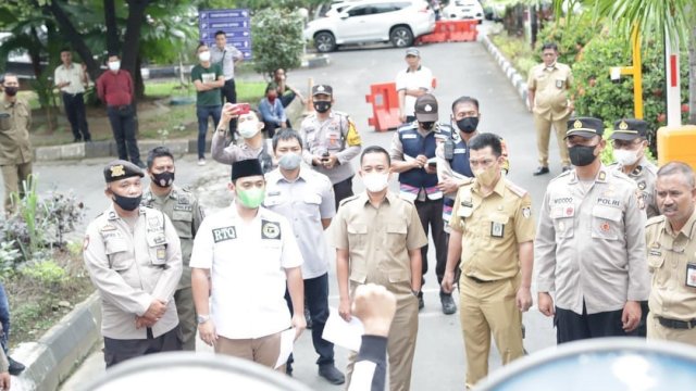 Legislator DPRD Makassar, Rahmat Taqwa dan Kasrudi saat menerima aksi unjuk rasa SAPMA PP Makassar, Selasa (29/6/2021).