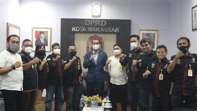 Ketua DPRD Makassar, Rudianto Lallo berfoto bersama usai melakukan audiens dengan pengurus Dewan Pertukangan Nasional (DPN) Kota Makassar, Rabu (2/6/2021).