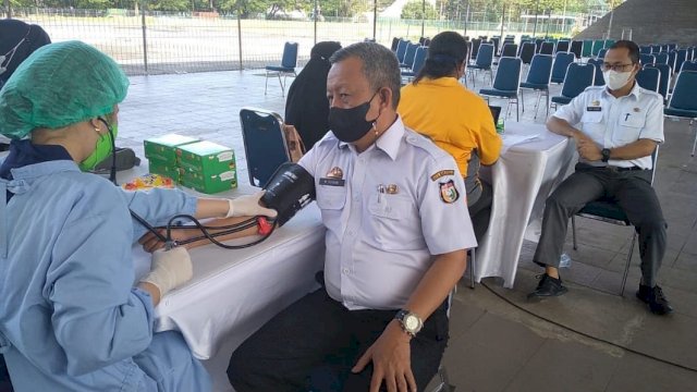Sejumlah pejabat struktural dan staf Sekretariat DPRD Makassar mengikuti program Smart Vaksinasi di Tribun Lapangan Karebosi, Makassar, Rabu (16/6/2021).