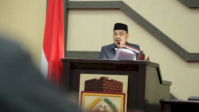 Juru Bicara Fraksi NasDem DPRD Makassar, Irwan Djafar saat menyampaikan pandangan umum fraksinya dalam rapat paripurna, Senin (5/7/2021).