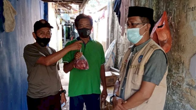 Jajaran Setwan DPRD Kota Makassar saat memantau pelaksanaan kurban di Kecamatan Makassar, Selasa (20/7/2021).