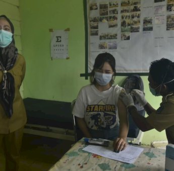 Pantau Vaksinasi Di Seko, Bupati Luwu Utara: Zonanya Harus Tetap Hijau
