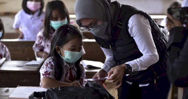 Pastikan Pembelajaran Tatap Muka Disiplin Prokes Bupati Lutra Kunjungi Sekolah Terpencil