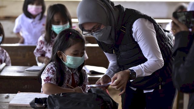 Bupati Luwu Utara, Indah Putri Indriani saat menyapa murid SD Negeri 072 Eno saat berkunjung ke Kecamatan Seko. Rabu (04/08/2021)