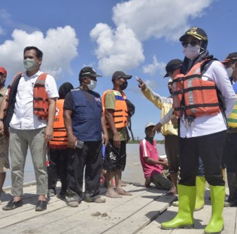 Bupati Luwu Utara Tinjau Langsung Pencarian Dua Korban Perahu Tenggelam