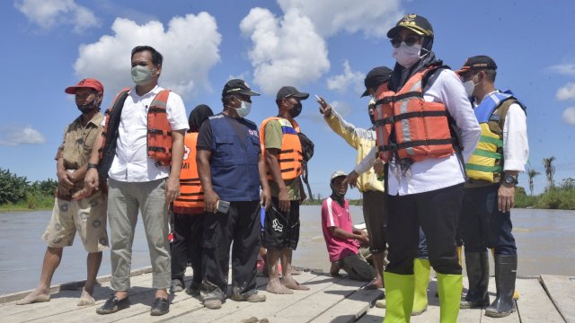 Bupati Luwu Utara Tinjau Langsung Pencarian Dua Korban Perahu Tenggelam