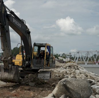 Progres Pemasangan Urugan Batu Sungai Masamba dan Radda Sudah 40 Persen
