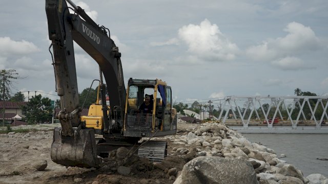 Progres Pemasangan Urugan Batu Sungai Masamba dan Radda Sudah 40 Persen
