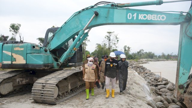 Bupati Luwu Utara, Indah Putri Indriani saat melakukan kunjungan bersama pihak Balai Besar Wilayah Sungai Pompengan Jeneberang, Kalaksa BPBD, dan Plt. Kepala DPUTRKP2. Meninjau beberapa titik lokasi di bantaran sungai Masamba. Senin (30/08/2021)