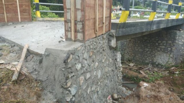 Bina Marga PUPR Palopo Perbaiki Talud Jembatan di TPU Purangi