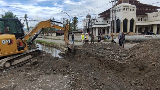 Wakil Bupati Luwu Utara, Suaib mansur (pakai rompi) meninjau pemasangan armco atau gorong gorong tambahan di Masamba. Rabu (24/08/2021)