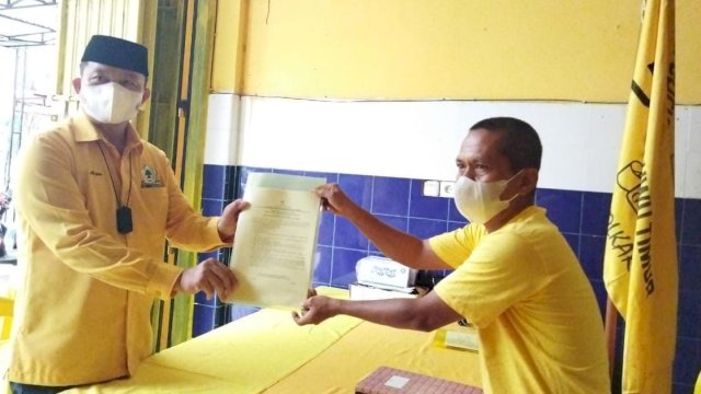 Aripin saat mengembalikan Formulir Pendaftaran sebagai Calon Ketua Golkar Luwu Timur, Rabu (01/09/2021).