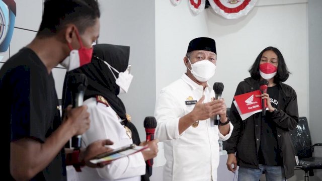 Wakil Bupati Gowa saat mengumunkan pemenang motor bagi peserta vaksin