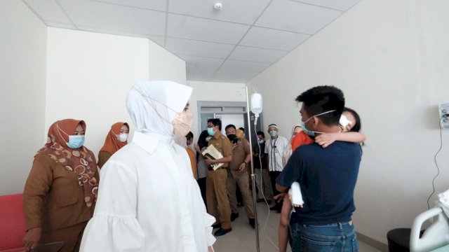 Ketua TP PKK Kabupaten Gowa Priska Paramita Adnan, menjenguk Anak yang menjadi Korban Kekerasan oleh orangtuanya sendiri di Tinggimoncong, mendapatkan perawatan medis di RSUD Syekh Yusuf, Senin (06/09/2021).