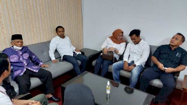 Ketua Kick Boxing Indonesia (KBI) Sulsel Herman Heizer, bersama pengurusnya saat menyambangi Sekretariat KONI Sulsel, Kamis (09/09/2021).