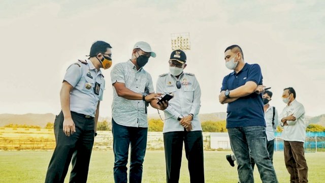 CEO PSM Makassar, Munafri Arifuddin bersama Wali Kota Parepare, Taufan Pawe saat meninjau Stadion BJ Habibie Parepare.