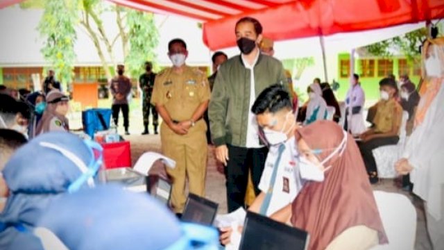Presiden RI Joko Widodo meninjau Proses Vaksinasi di SMA Negeri 3 Wajo, Kamis (09/09/2021).