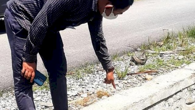 Anggota DPRD Luwu Timur, Alpian Alwi Saat Mengunjungi Lokasi Proyek Peningkatan Jalan di Desa Kalatiri, Kecamatan Burau, Luwu Timur, Jumat (10/9/2021).