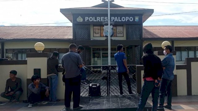 Mahasiswa Melakukan Aksi Demonstrasi di Mapolres Palopo, Jumat (10/9/2021).