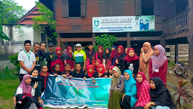 M. Dahlan Abubakar (tengah) bersama Mahasiswa Parodi saat penutupan Latihan Dasar Kepemimpinan Mahasiswa (LDKM) Impar Angkatan 2021, di Rumah Adat Parepare Kompleks Benteng Somba Opu, Kota Makassar, Ahad (12/09/2021).