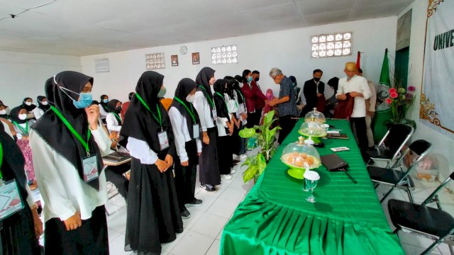 Penerimaan Mahasiswa Baru di Kampus Universitas Cokroaminoto (UCM) Jl. Perintis Kemerekaan KM 11 Makassar, Senin (13/09/2021).