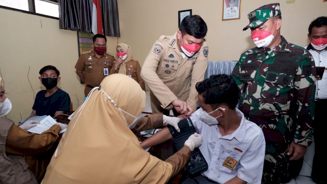 Bupati Gowa Adnan Purichta Ichsan, meninjau proses Vaksinasi Covid-19 Siswa SMP.