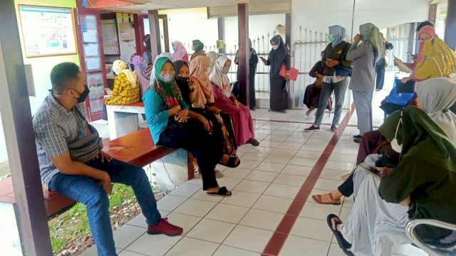 Calon Pegawai Pemerintah dengan Perjanjian Kerja (PPPK) lingkup Pemkab Soppeng mengantri untuk swab Antigen di Labkesda Soppeng, Senin (13/09/2021).